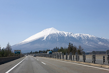 마츠오 하치만 타이 IC 부근 (위) 본선에서의 이와테 산의 사진