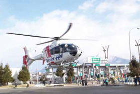 Photograph of the takeoff and landing situation of a doctor helicopter on the tollgate site
