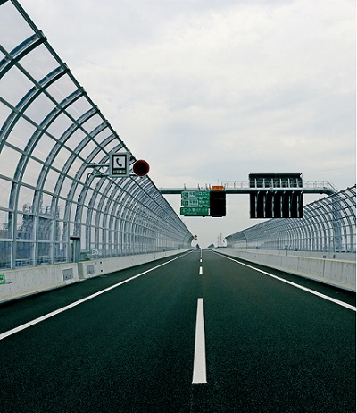 외부 고리 도로 (미사토 미나미 IC ~ 타카야 JCT)에 설치 한 방음벽의 사진