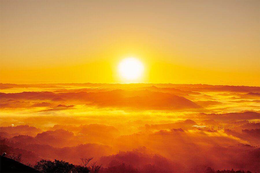 從飄動的雲海升起的神聖朝陽的光輝鹿野山99穀展望公園的圖像