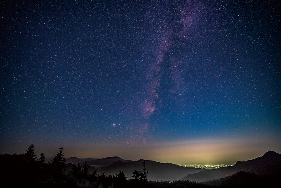 県境の高原から仰ぎ見る 美しい星空と天の川銀河 天空のパノラマ、渋峠のイメージ画像