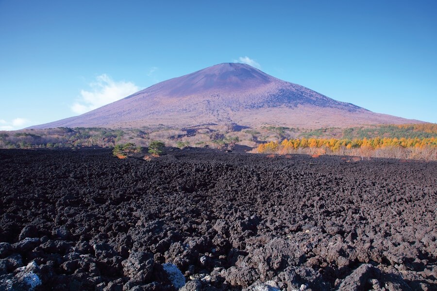 秀峰の裾野に広がる雄大な黒い荒野岩手山焼き走り溶岩流のイメージ画像