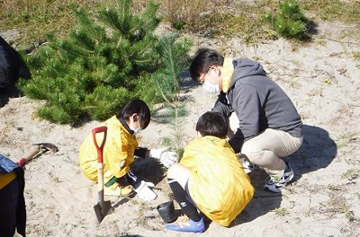 ≪仙台市故乡之杜再生项目概要≫植树工作状况的照片