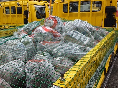 Garbage collected by the Kamedago simultaneous cleaning is piled up on the truck. Photo of