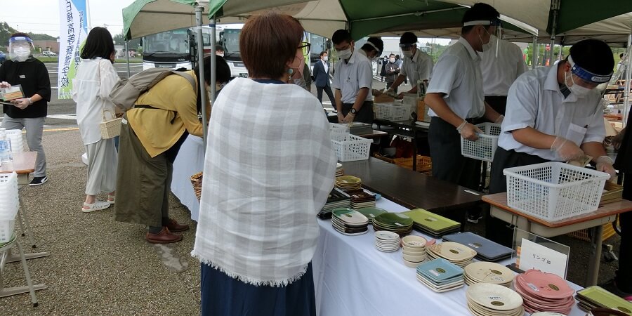 特别支援学校北海道白桦高等养护学校的学生们在轮厚停车场销售手工餐具的照片