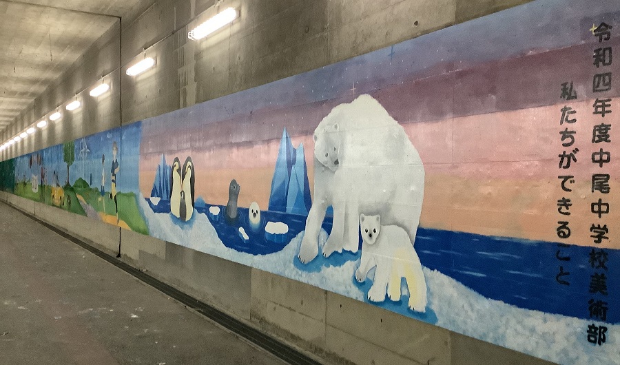 高崎市中尾中學的美術部員們用油漆描繪的壁畫、自然和大海、騎自行車的人等按照可持續發展目標的主題描繪的照片