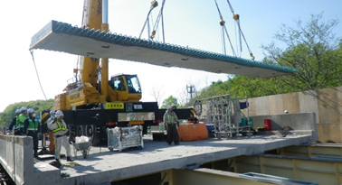  高丘橋床版取替の施工状況の写真