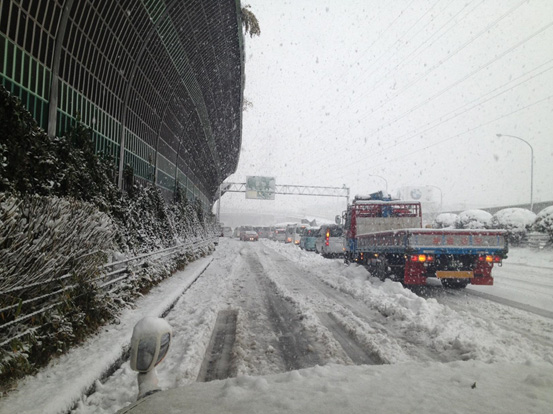 昨年1月14日の大雪時の首都圏の高速道路の様子のイメージ画像