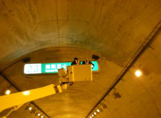 トンネル内構造物の点検・清掃のイメージ画像