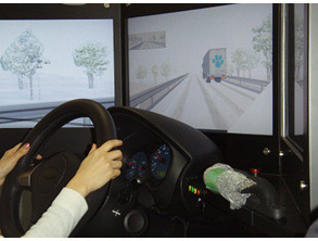 ハイウェイドライビングシミュレータによる雪道安全運転体験のイメージ画像