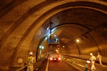 供用車線のトンネル照明設備更新の写真