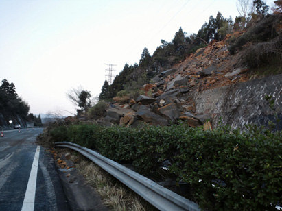 崩落した岩塊が下り線全面をふさいでいる状況の写真