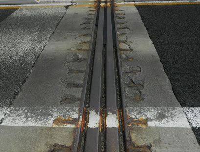 伸縮装置のコンクリート部の損傷状況のイメージ画像