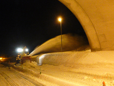 昨年のトンネル坑口部除雪状況のイメージ画像