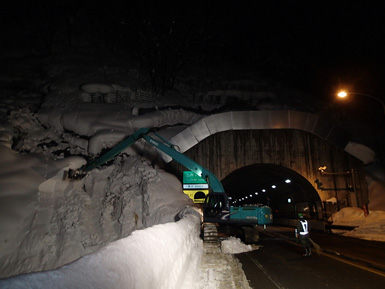 H26のトンネル坑口部除雪状況の写真