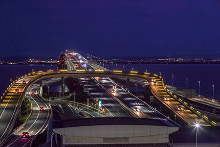 海ほたるから観たアクアラインの夜景の写真