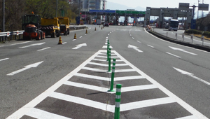 Photo showing an arrow on the road