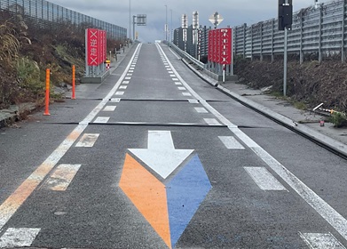 ウェッジハンプ、プレッシャーウォール、錯視効果を応用した路面標示（E46秋田自動車道　横手北スマートIC）の写真1