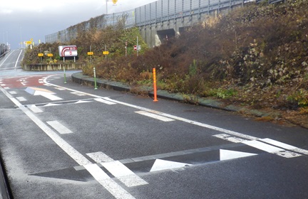 ウェッジハンプ、プレッシャーウォール、錯視効果を応用した路面標示（E46秋田自動車道　横手北スマートIC）の写真2