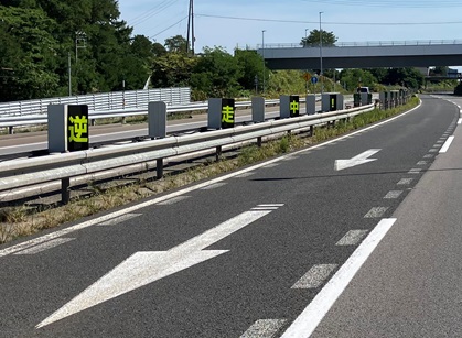 防眩板応用注意喚起（E5A札樽自動車道　銭函IC）の写真