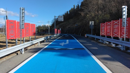 ウェッジハンプ、プレッシャーウォール、方向案内看板大型化・矢印路面標示等の視覚的対策（E4東北自動車道　黒磯板室IC）の写真2