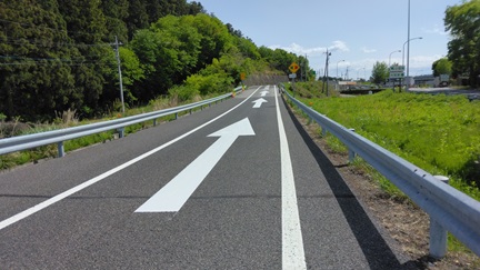 ウェッジハンプ、プレッシャーウォール、方向案内看板大型化・矢印路面標示等の視覚的対策（E4東北自動車道　黒磯板室IC）の写真4