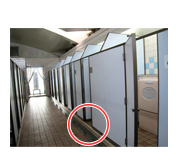トイレ内の床の段差を解消前のイメージ画像