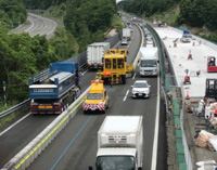 Do-O Expressway Kita-Hiroshima IC ~ Eniwa IC between the floor slab replacement photos of the construction work the number of lanes change regulatory status