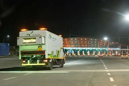 路面性状測定車両「E-NEXCO Eye」の写真