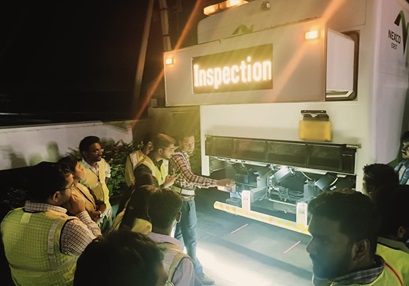 現地関係者との打合せの写真