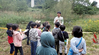 초등학생의 비오톱 설명 (Ken-O Road아 키루 노 IC 부근) 사진