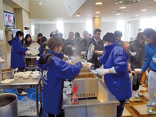 避難所（福島県二本松市）での炊き出し状況の写真