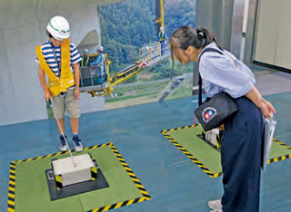 教育イベントでのコンクリート点検作業体験の様子のイメージ画像