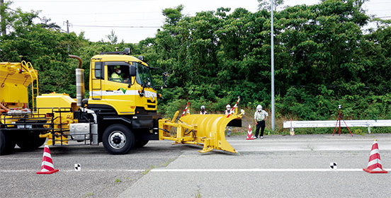 新潟支社テストフィールドにおける除雪プラウ自動操作の様子のイメージ画像