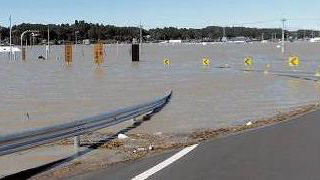 河川からの氾濫による高速道路の浸水被害のイメージ画像