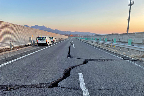 2022年3月16日　福島県沖地震　被災直後の状況（東北道 国見IC〜白石IC間）のイメージ画像