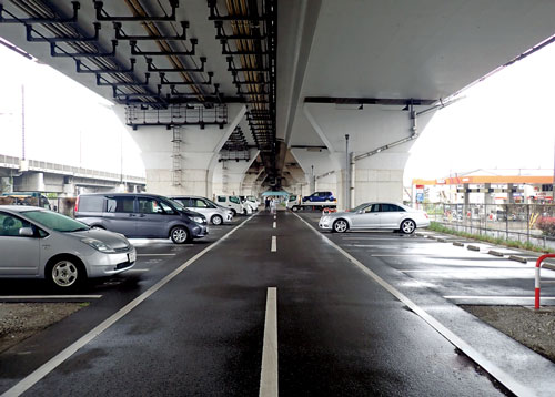 高速道路高架下スペースを占用し駐車場などを運営の写真