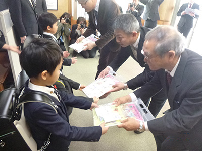 『新入学生へ交通安全啓発グッズの贈呈』の実施についてのイメージ画像1