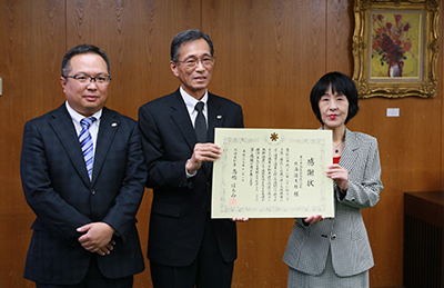ฮอกไกโด [วันพุธที่ 1 พฤศจิกายน] Harumi Takahashi บริจาคโดยผู้ว่าราชการฮอกไกโด (ขวา) รูปถ่ายของประธานสำนักงาน Hokkaido ประธาน Ogoshi (กลาง) สำนักงานบริหาร Nakamura Obihiro (ซ้าย)