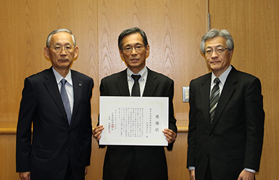 홋카이도 경제 연합회 [11 월 9 일 (목)] 다카하시 현우 홋카이도 경제 연합회 회장 (왼쪽)에서 증정 고바야시 료스케 상무 이사 (오른쪽)의 사진