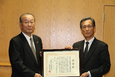 Federation of Hokkaido Chamber of Commerce and Industry [Tuesday, November 14] Keigo Iwata Photo presented by the President of Federation of Hokkaido Chamber of Commerce (left)