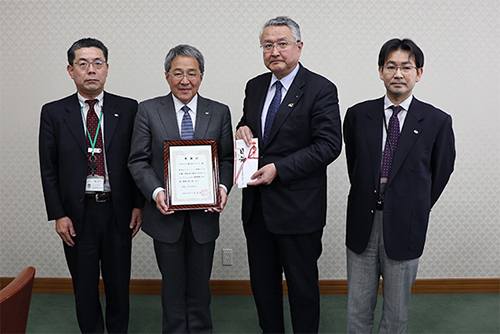 รูปภาพการบริจาคจากประธานสาขา Matsuzaki (กลางซ้าย) ไปยังรองผู้ว่าการ Suzuki (กลางขวา) 1