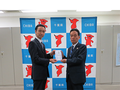 Chiba Prefecture soil to the maintenance part Henan Director Kanto Regional Head Office Mitsunaga deputy Regional Head Office presentation of photos of donations than length