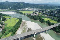 関越自動車道と信濃川・魚野川（空撮）の画像ダウンロードページへの画像リンク