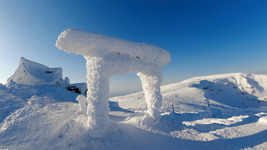 極寒が作り出した 青空に映える雪の鳥居 蔵王刈田岳山頂・刈田嶺神社のイメージ画像