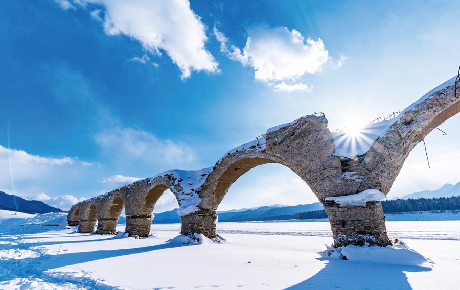 2月の風景《北海道》白銀の世界に現れたアーチかつてあった鉄路を偲ぶ冬のタウシュベツ川橋梁ページへの画像リンク