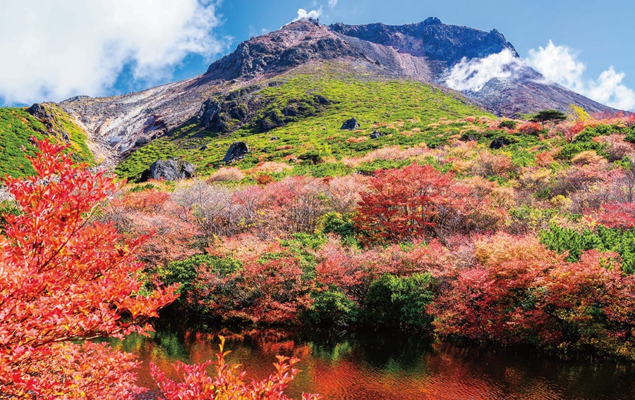 10月の風景《栃木県》山肌に燃えるように色づくあでやかな錦秋那須高原・茶臼岳の紅葉ページへの画像リンク