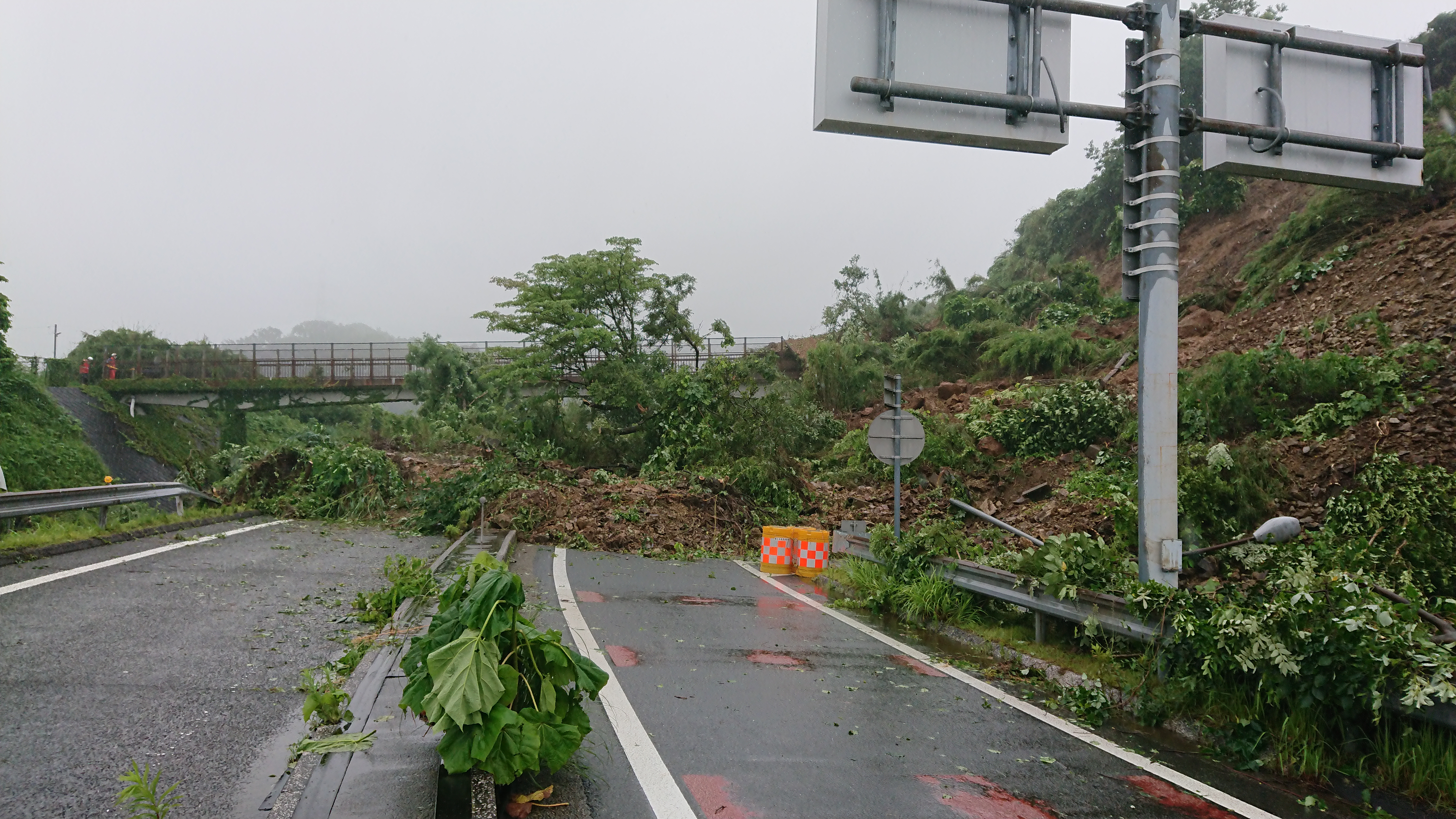 E16 横浜横須賀道路 逗子icにおけるのり面崩落について 7月5日 14時00分発表 Nexco東日本