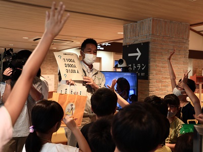 サービスエリアに関するクイズに熱心に答えている生徒さんたちの様子の写真