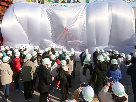 A photo of the unveiling ceremony of the mural painting on the soundproof house to commemorate the graduation of the sixth grade of Shodo Elementary School in Yokohama City.